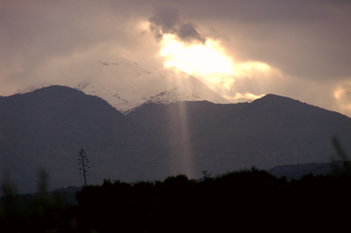 PICT1465 small SUN RAYS LOCALLY.jpg - 154537 Bytes